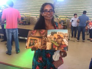A catadora Janete Santos exibe a foto que mais gostou do catálogo